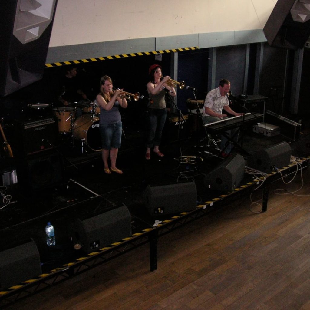 
yellow bentines
Birds Eye View #trumpet #trumpets #piano #yellowbentines #drums #trumpetplayer #pianomusic #scottishband #scottishmusic #playingagig #gigging #livemusic #gigtime