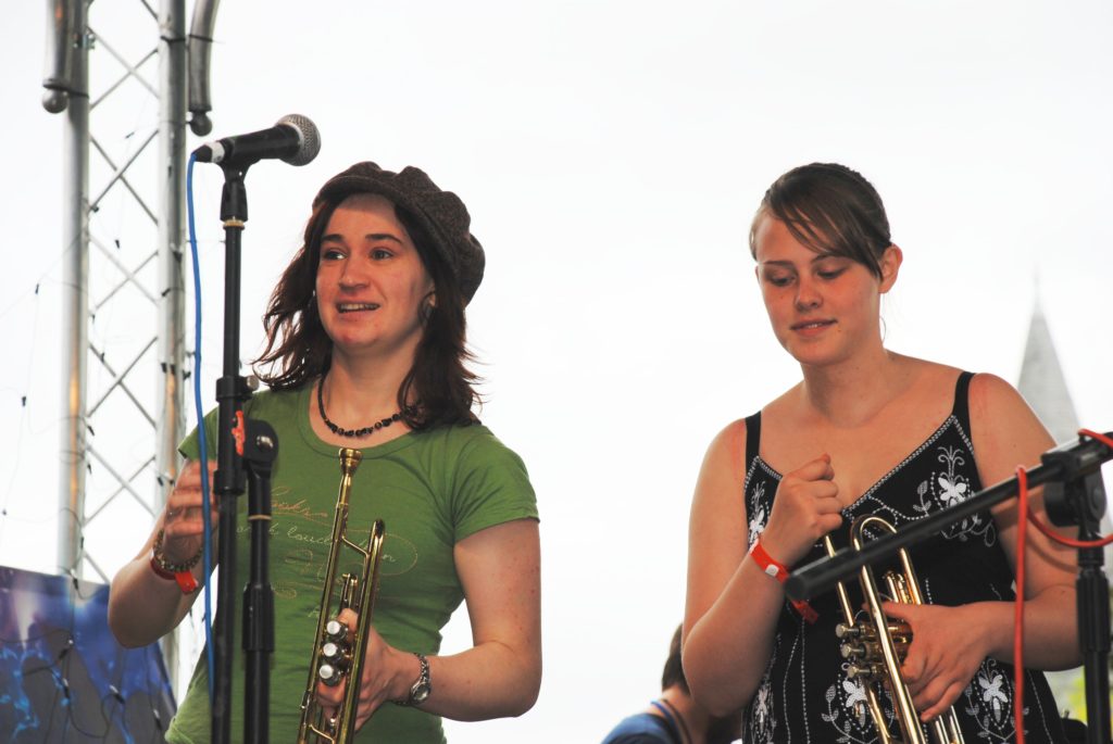 yellow bentines Brass Girls #yellowbentines #trumpet #trumpetgirls #brass #connectfestival #live #livemusic #gig #scottish #scottishband #scottishmusic #music #playing #playinglive #brassmusic #lovelyday #gigtime